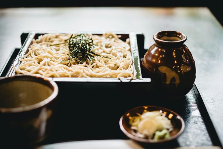 蕎麥麵的出雲與信州 white pasta on black wooden plate