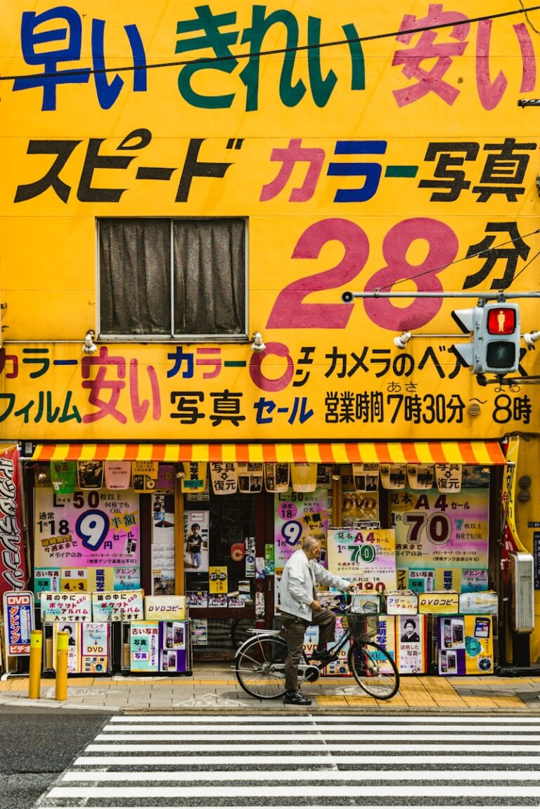 如何利用Google Translate翻譯 man riding city bicycle along pedestrian lane