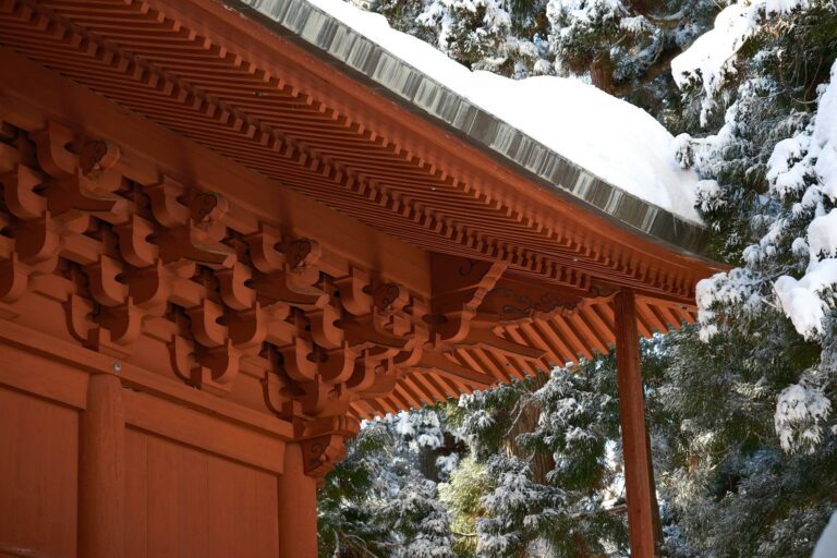 青森的新年祭 A red building with a snow covered roof