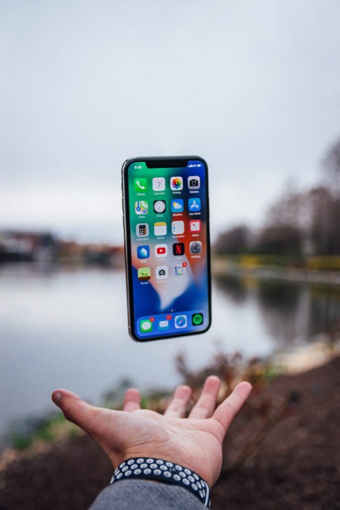 esim安裝設定步驟 silver iPhone X floating over open palm