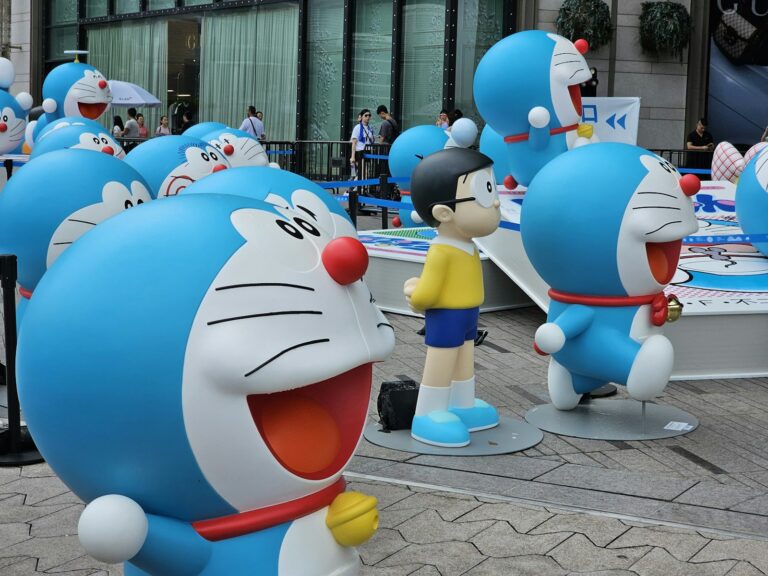 我愛小叮噹 A group of inflatable cartoon characters on a city street