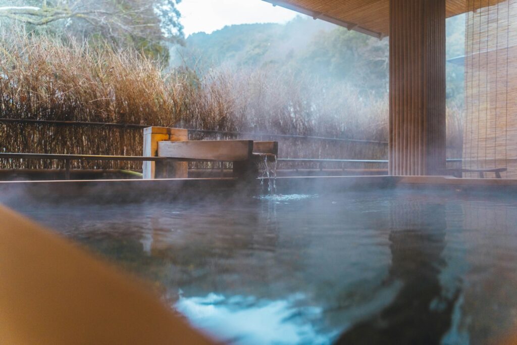 川端康成 a large pool of water next to a tall building