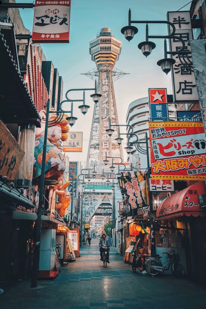 豐臣秀吉與大阪 people walking on street during daytime