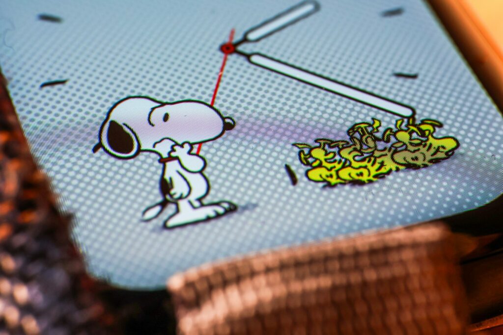 我愛Snoopy a clock with a cartoon character on it