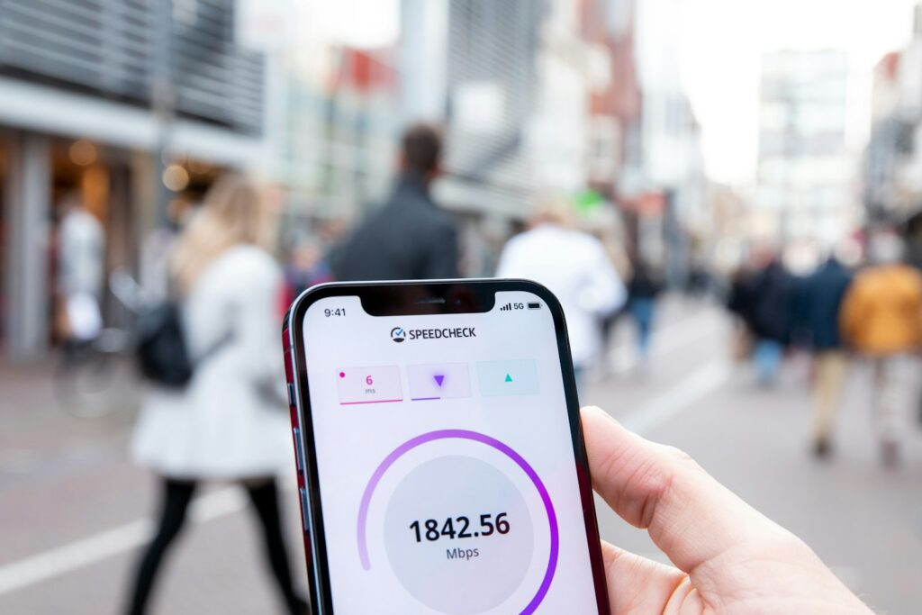 行動網路漫遊 a person holding a cell phone in their hand
