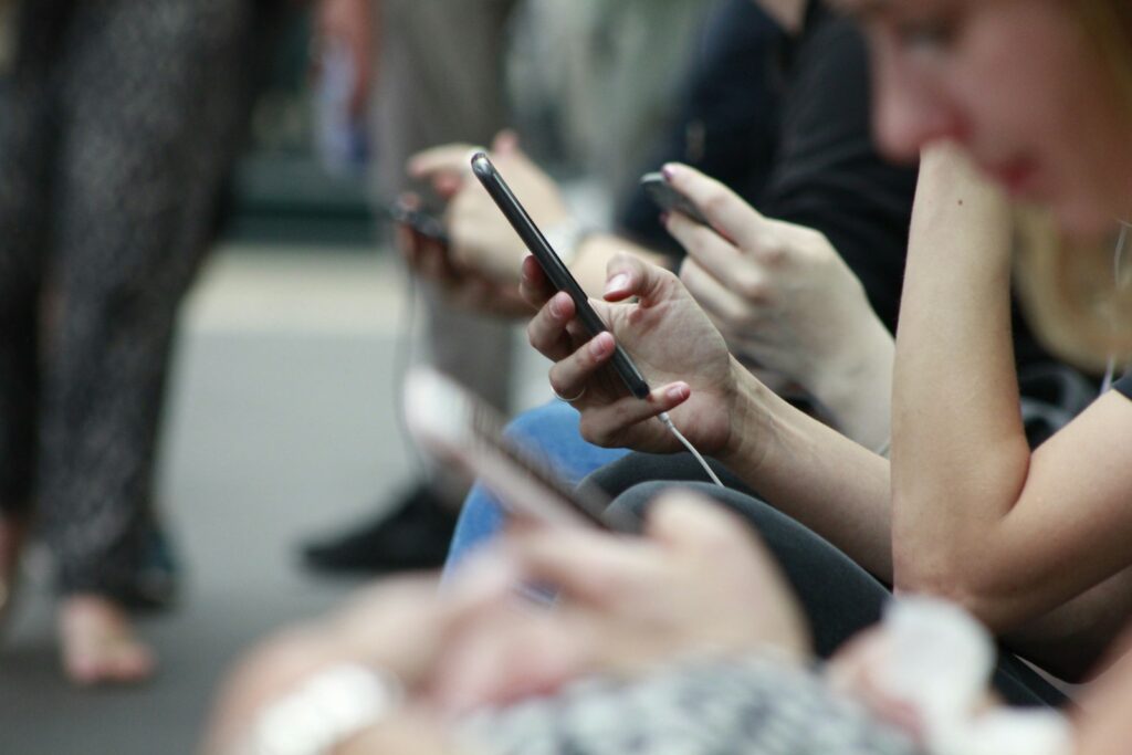 行動網路流量預估 person holding black phone