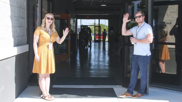 日本旅遊時該注意的文化禮儀 two man and woman standing on doorway