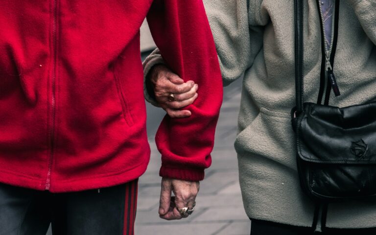 日本的敬老之日 person wearing red jacket