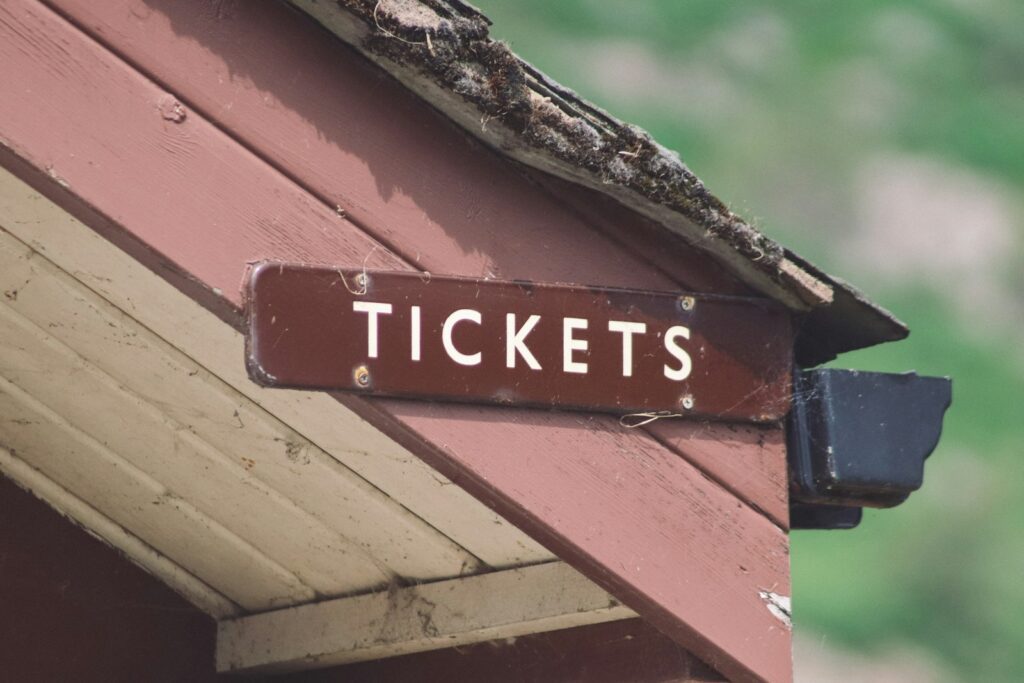 萬國博覽會 tickets signboard on wooden surface
