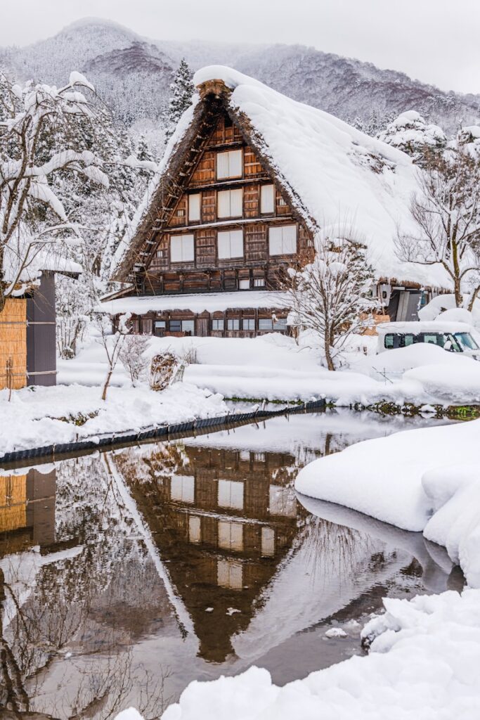 織田信長與岐阜 a house with a thatched roof in the snow
