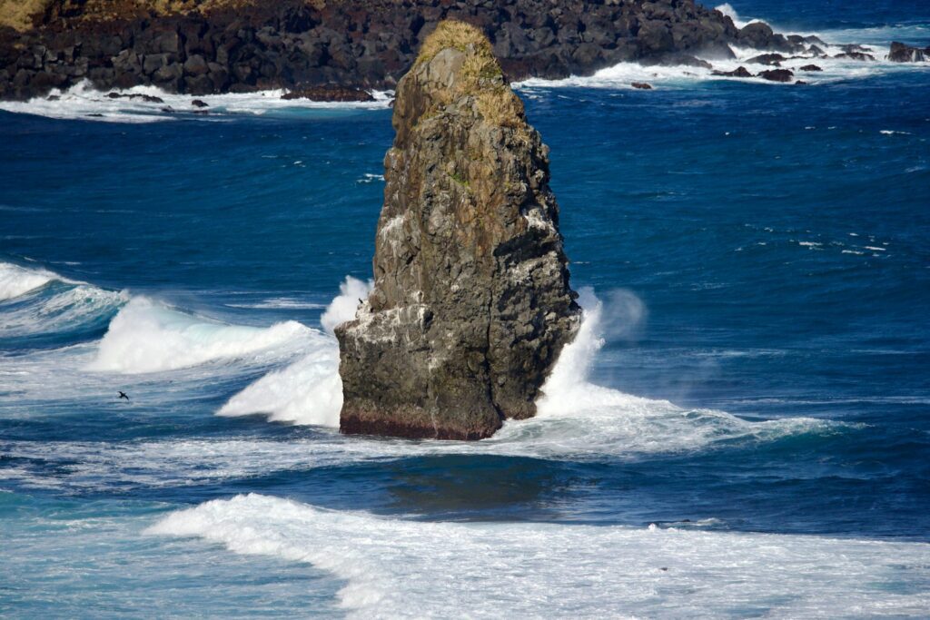 瀨戶內海藝術節 a large rock sticking out of the ocean