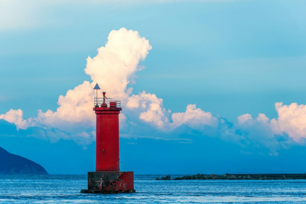 瀨戶內海藝術節 a red light house sitting in the middle of a body of water