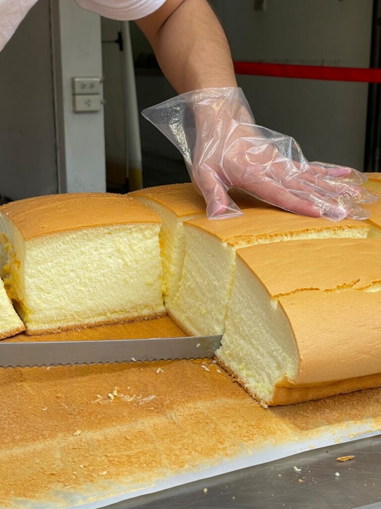 蛋糕與長崎 A person cutting a cake with a knife