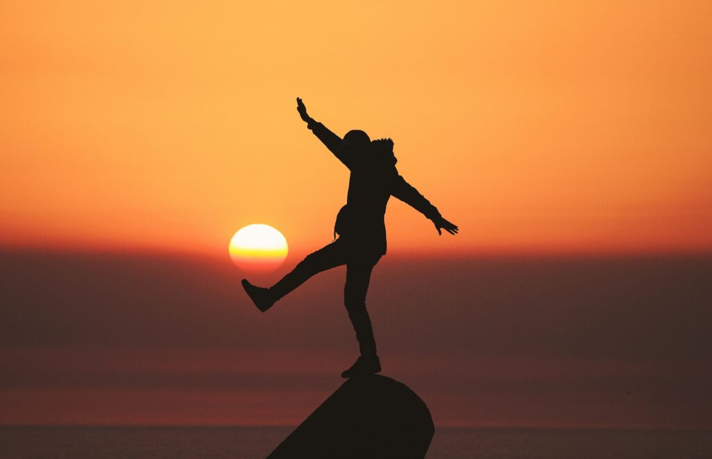 萬國博覽會 photo of silhouette photo of man standing on rock