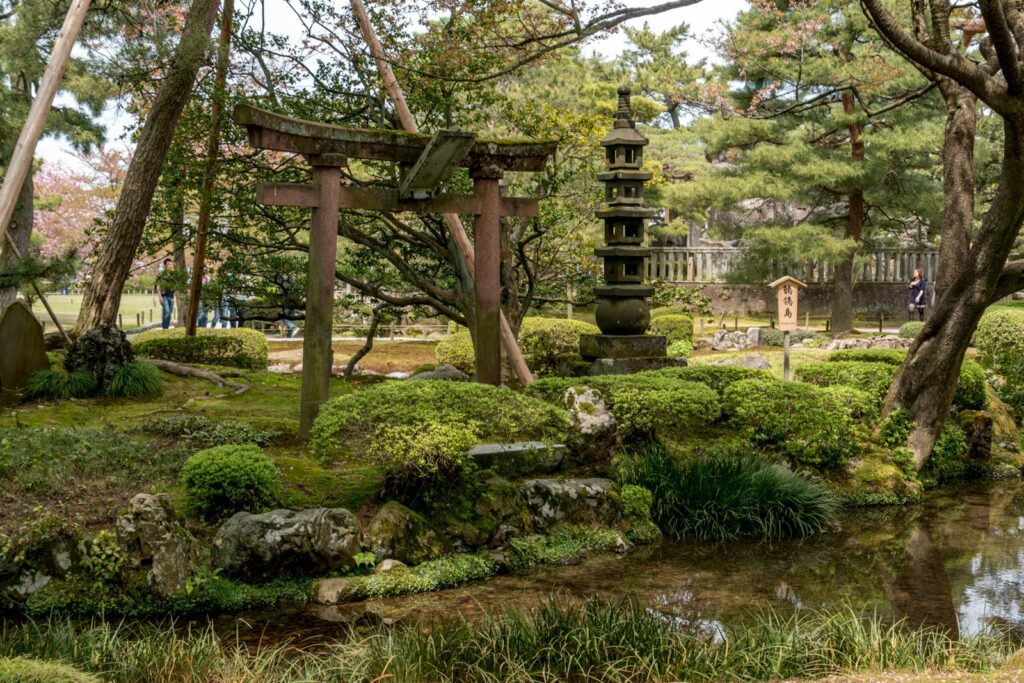 金箔與金澤brown wooden gazebo on green grass field during daytime