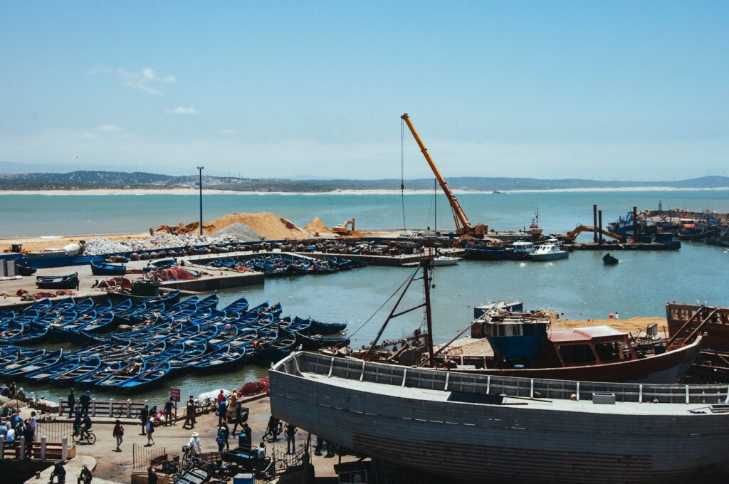 瀨戶內海藝術季 boats on water under blue sky