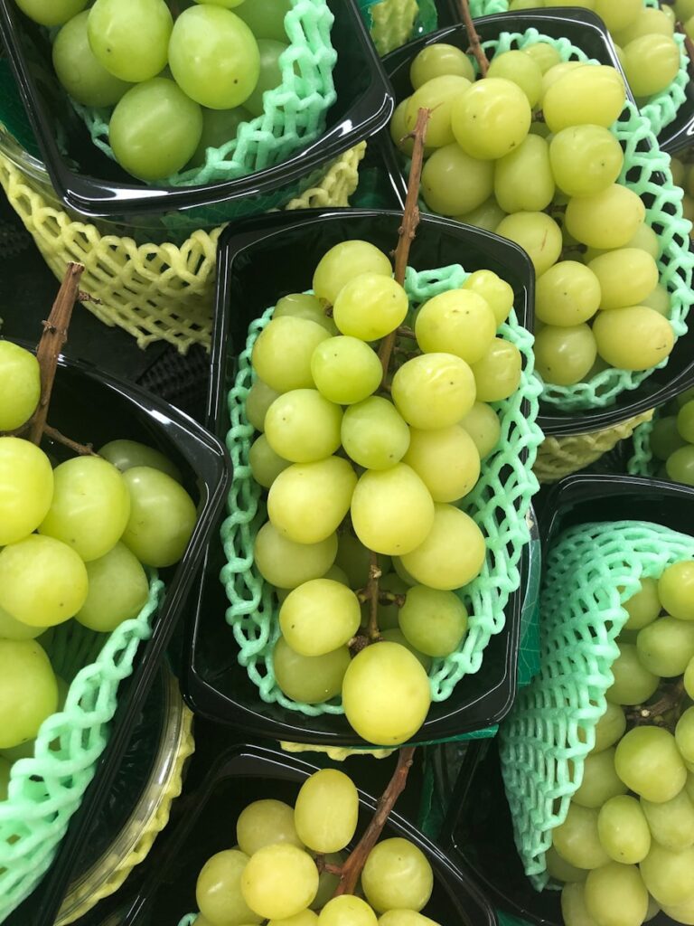 日本採果體驗 green apples on black plastic basket