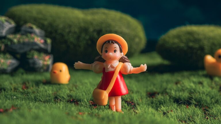 我愛櫻桃小丸子 a little girl is standing in the grass