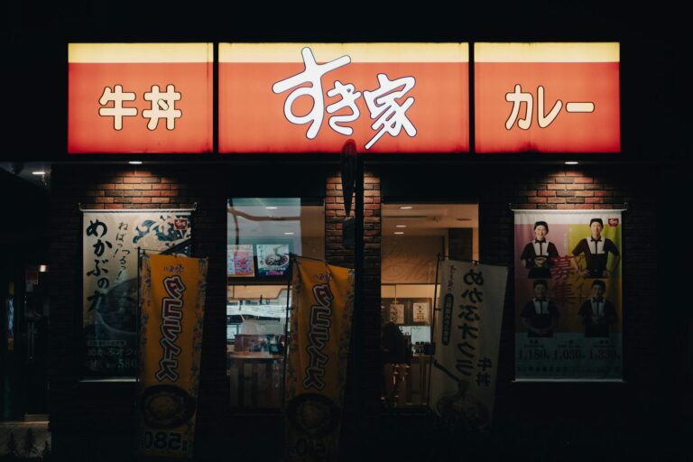 日本餐廳連鎖店 Night view of a Japanese restaurant in Toyohashi, Japan with illuminated signs.