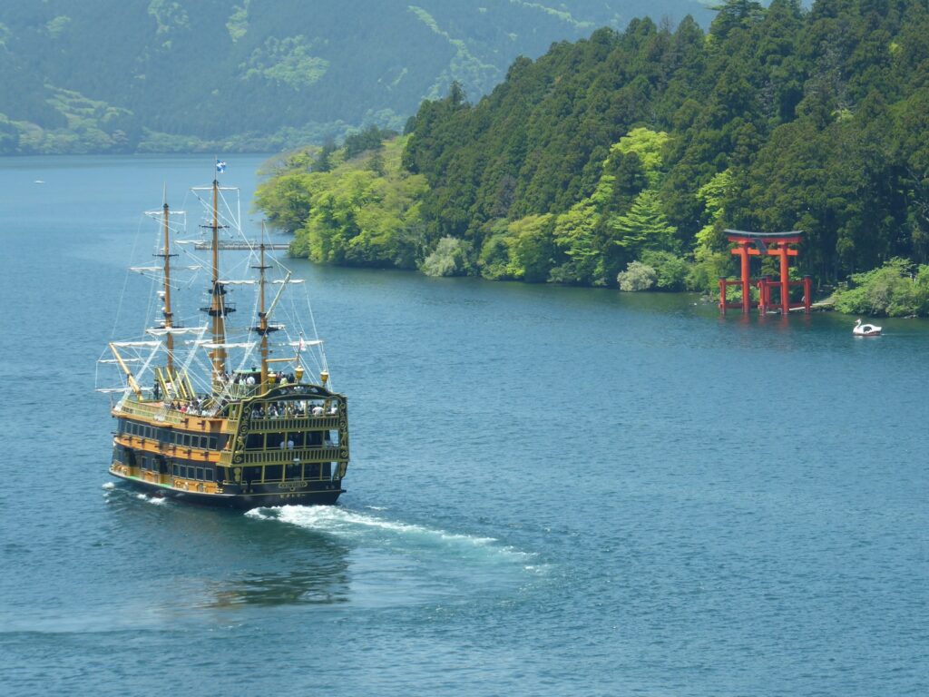 東京市郊90分鐘內 a pirate ship sailing in the middle of a lake