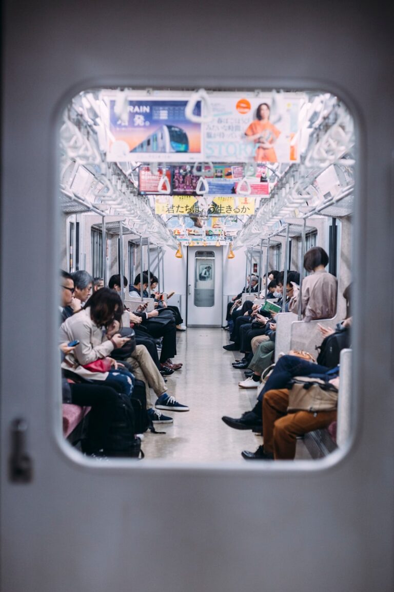 東京的地鐵網路 people at the train looking at their phones