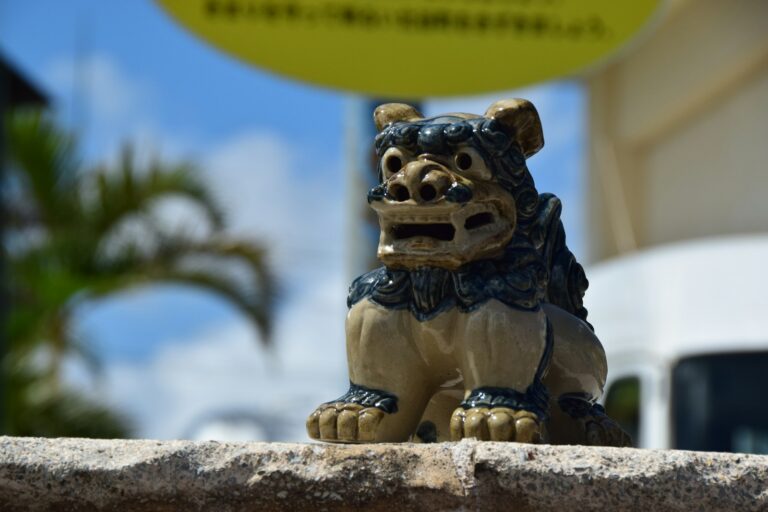 那霸的萬人沖繩太鼓祭gold lion statue on gray concrete surface