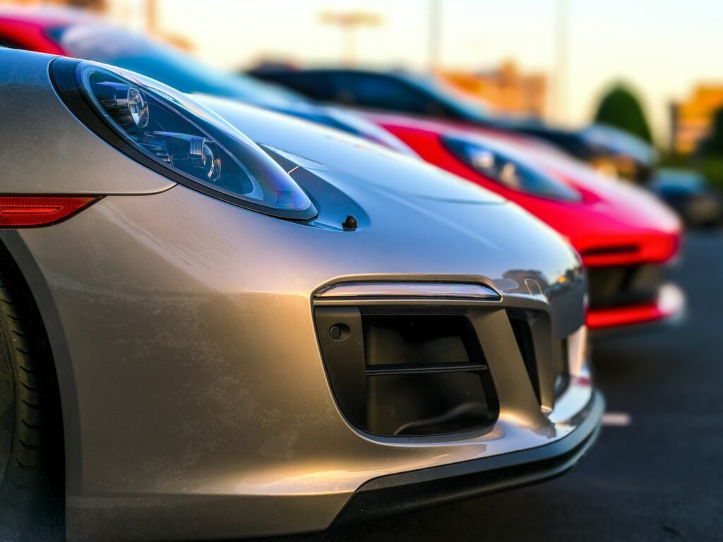 租車比價網 租車比價網 two red and gray vehicles selective focus photography